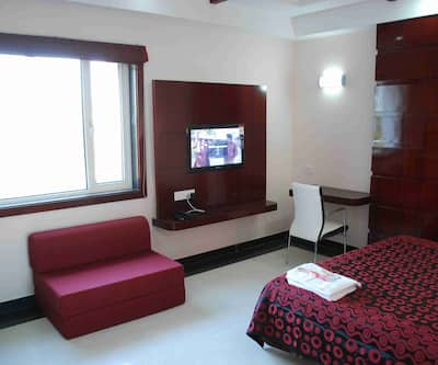 https://imgcld.yatra.com/ytimages/image/upload/t_hotel_yatra_city_desktop/v1441047003/Domestic Hotels/Hotels_Kota/Hotel Madhushree/Room_View.jpg